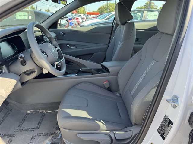 2025 Hyundai Elantra SE photo 13