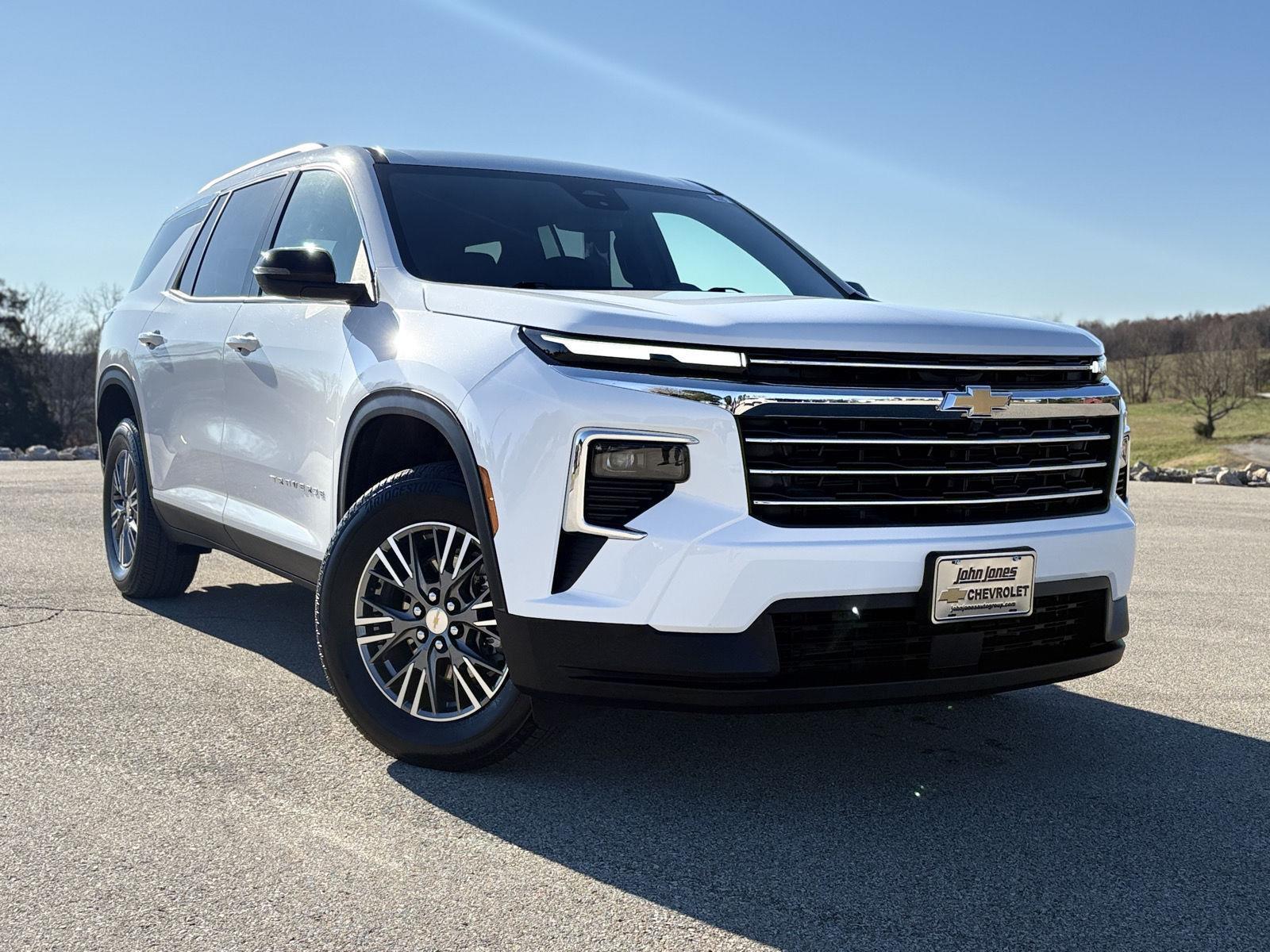 2025 Chevrolet Traverse photo 2