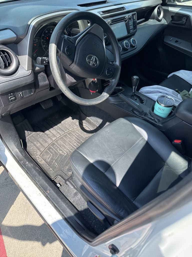 2016 Toyota RAV4 LE photo 3