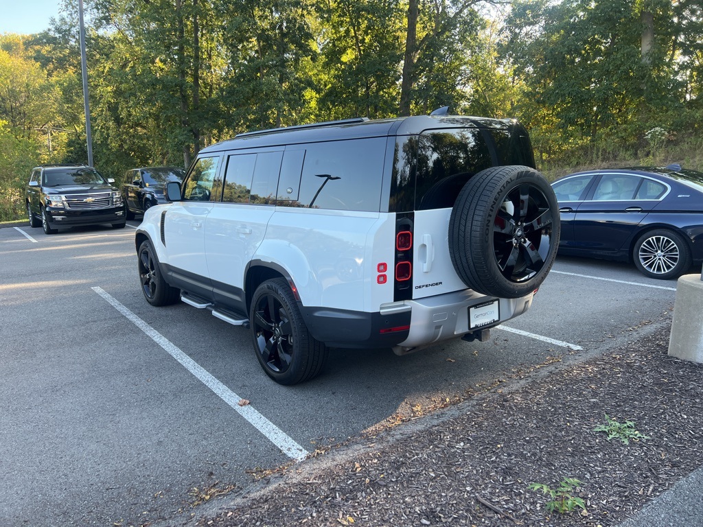 2024 Land Rover Defender 130 S photo 3