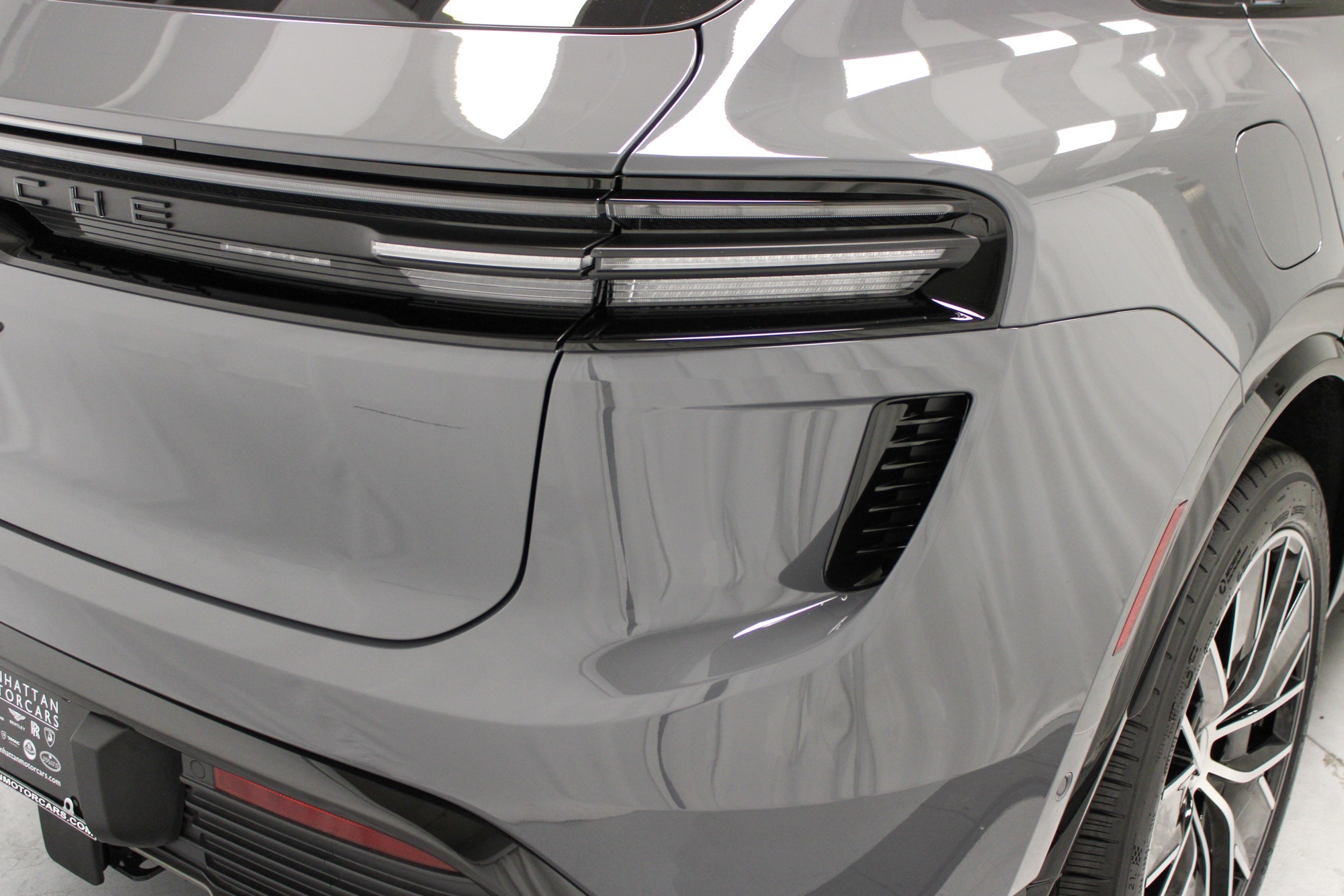 2025 Porsche Macan Electric Turbo photo 17