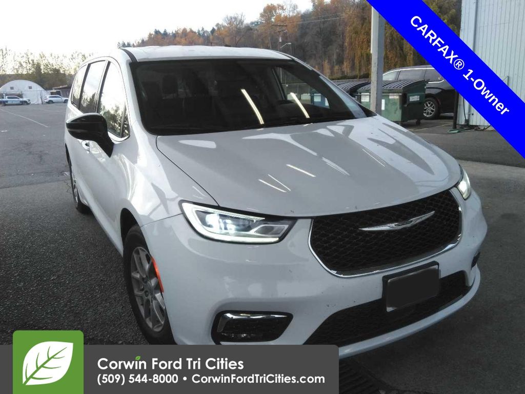 2024 Chrysler Pacifica Touring L's photo