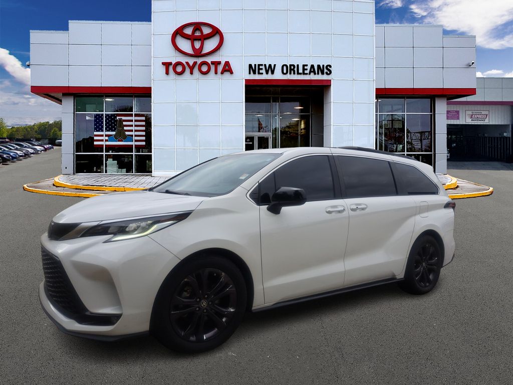 2021 Toyota Sienna XSE's photo