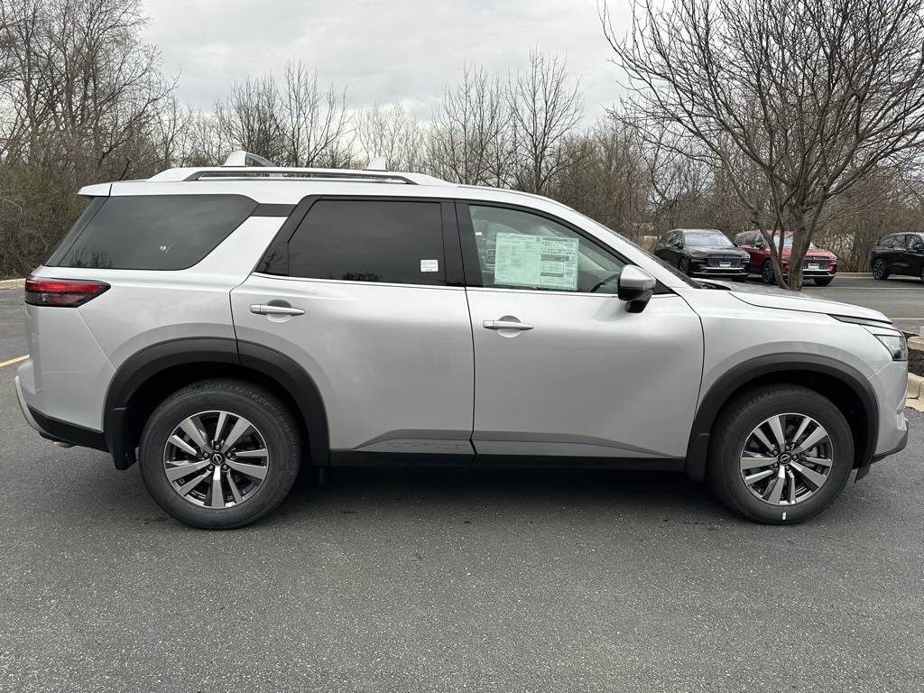 2025 Nissan Pathfinder SL photo 3