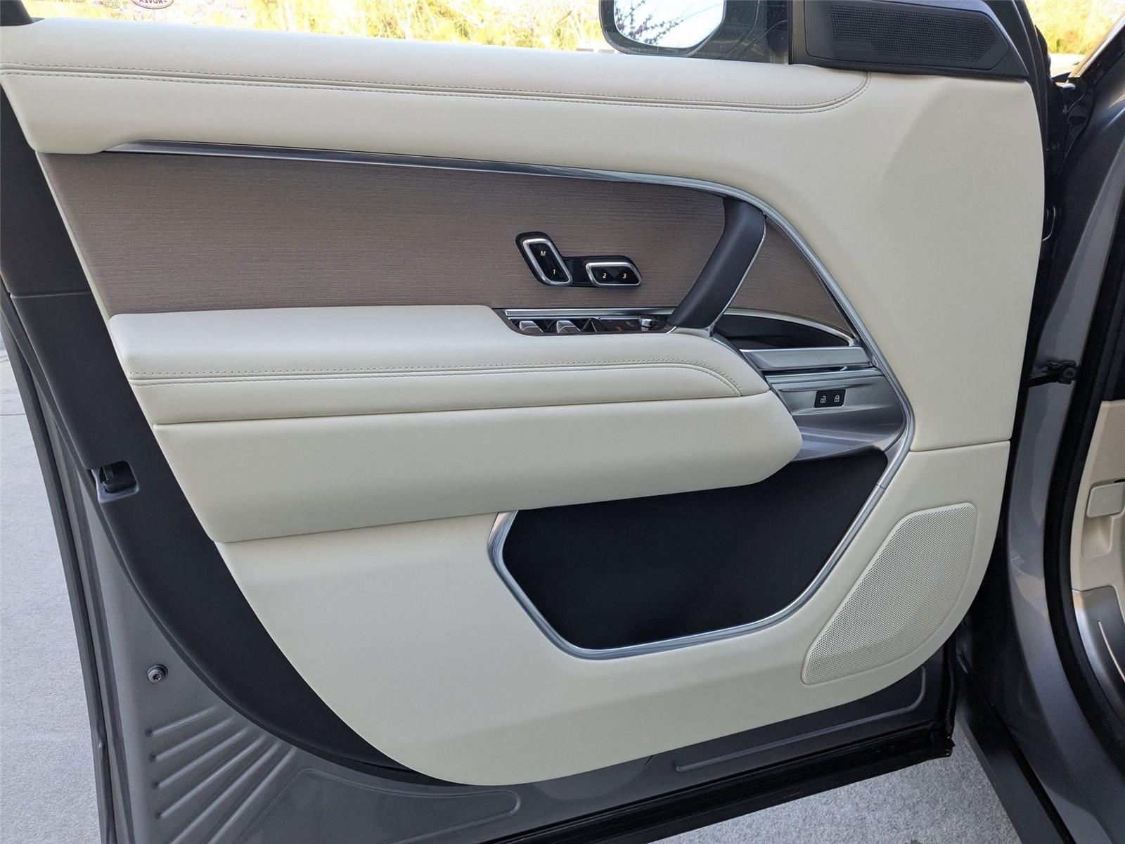 2025 Land Rover Range Rover SE photo 8