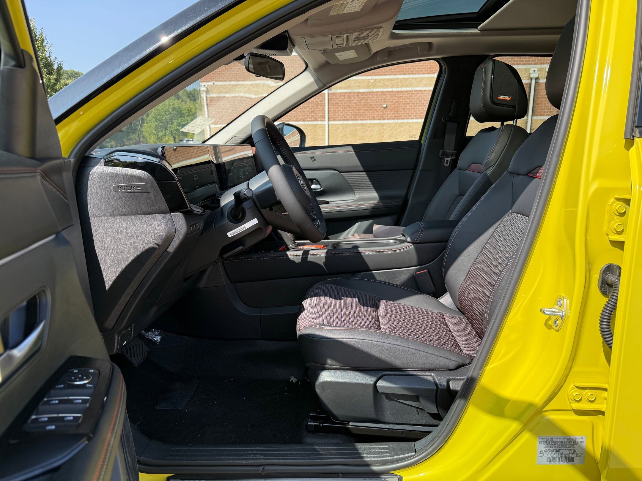 2025 Nissan Kicks SR photo 3