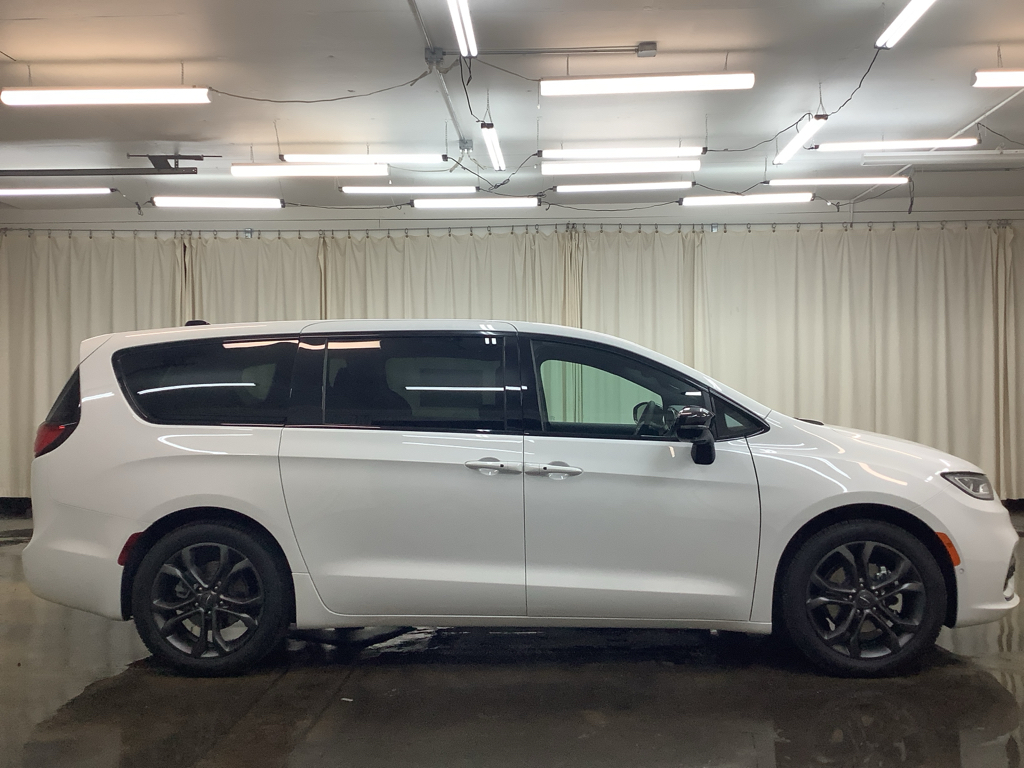 2026 Chrysler Pacifica photo 4