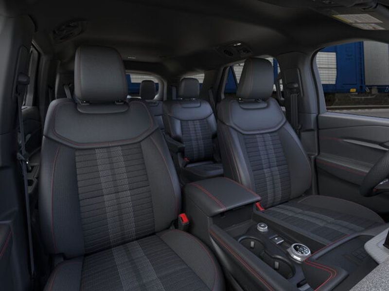 2025 Ford Explorer ST-Line photo 7