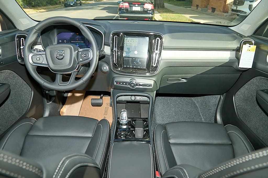2026 VOLVO XC40 - Image 22