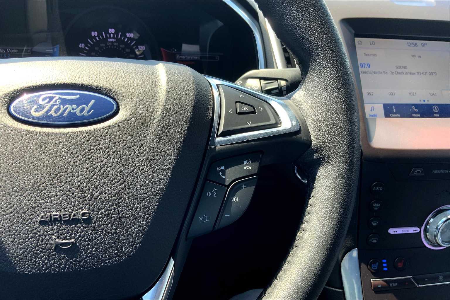 2020 Ford Edge Titanium photo 22