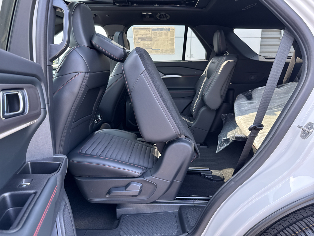 2025 Ford Explorer ST-Line photo 17