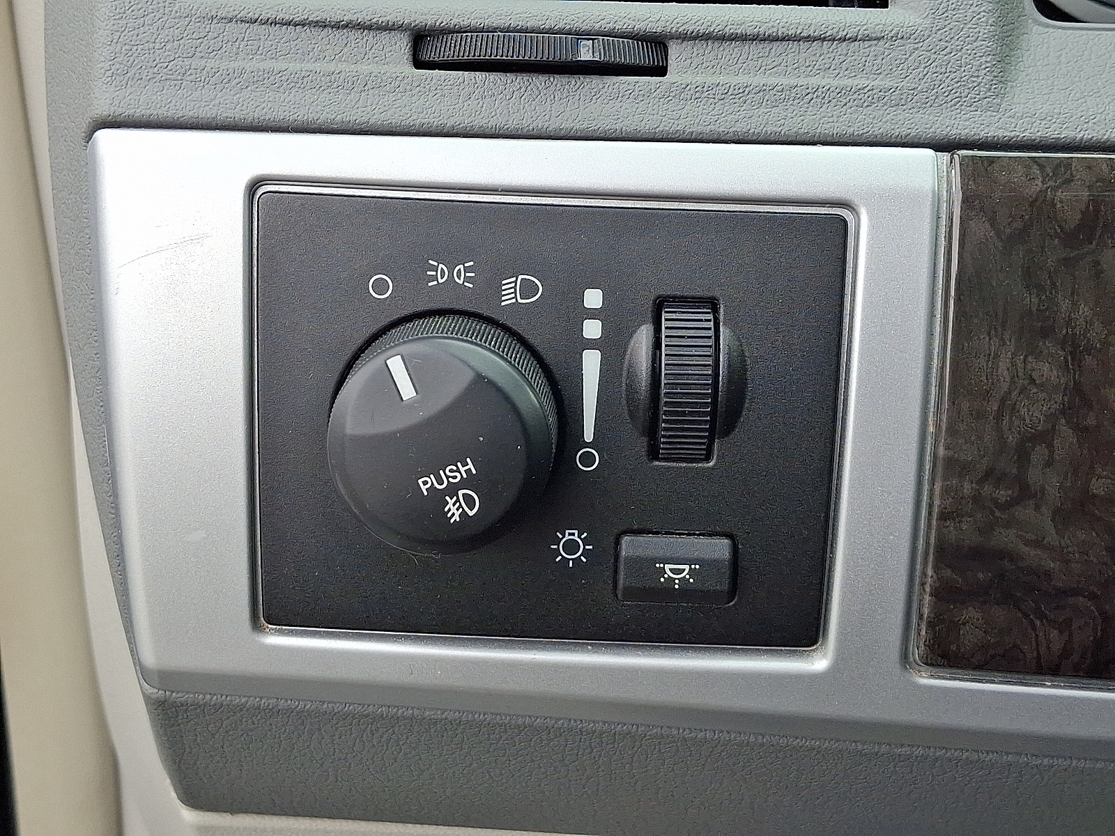 2010 Dodge Grand Caravan SXT Crew photo 25