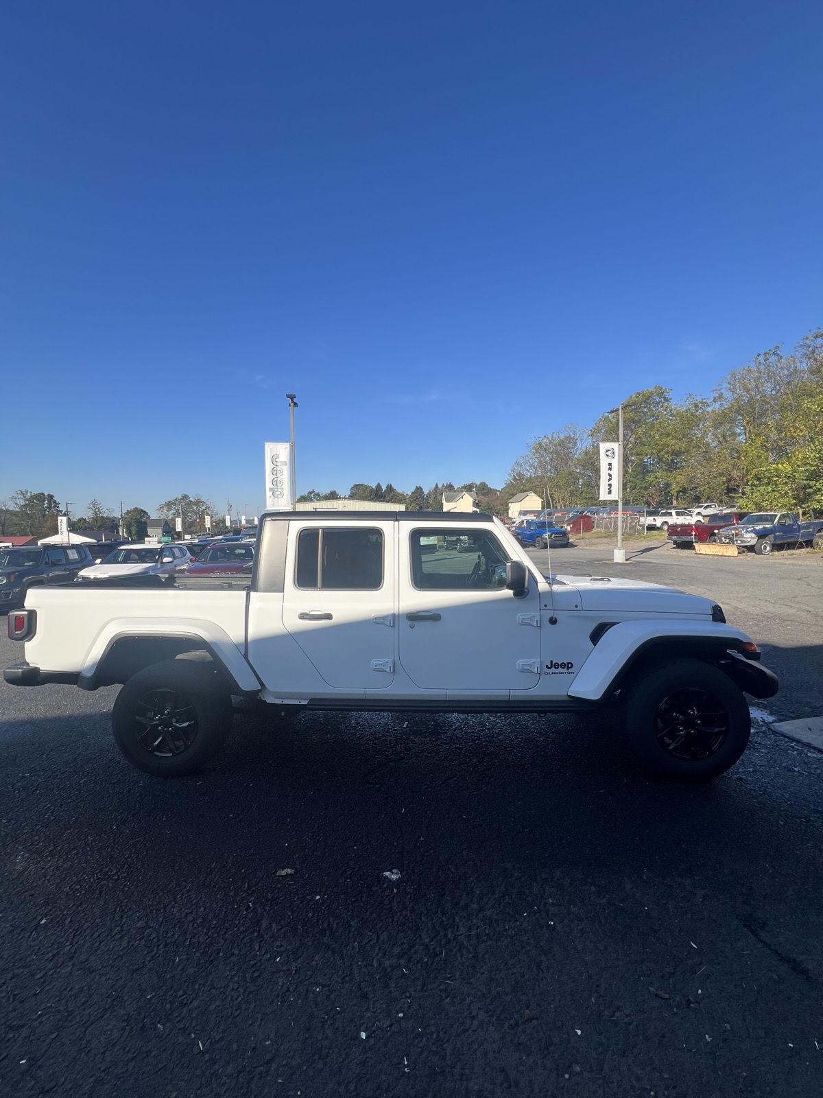 2022 Jeep Gladiator Sport photo 2