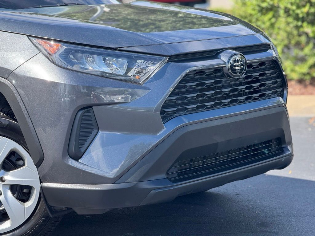 2020 Toyota RAV4 LE photo 2