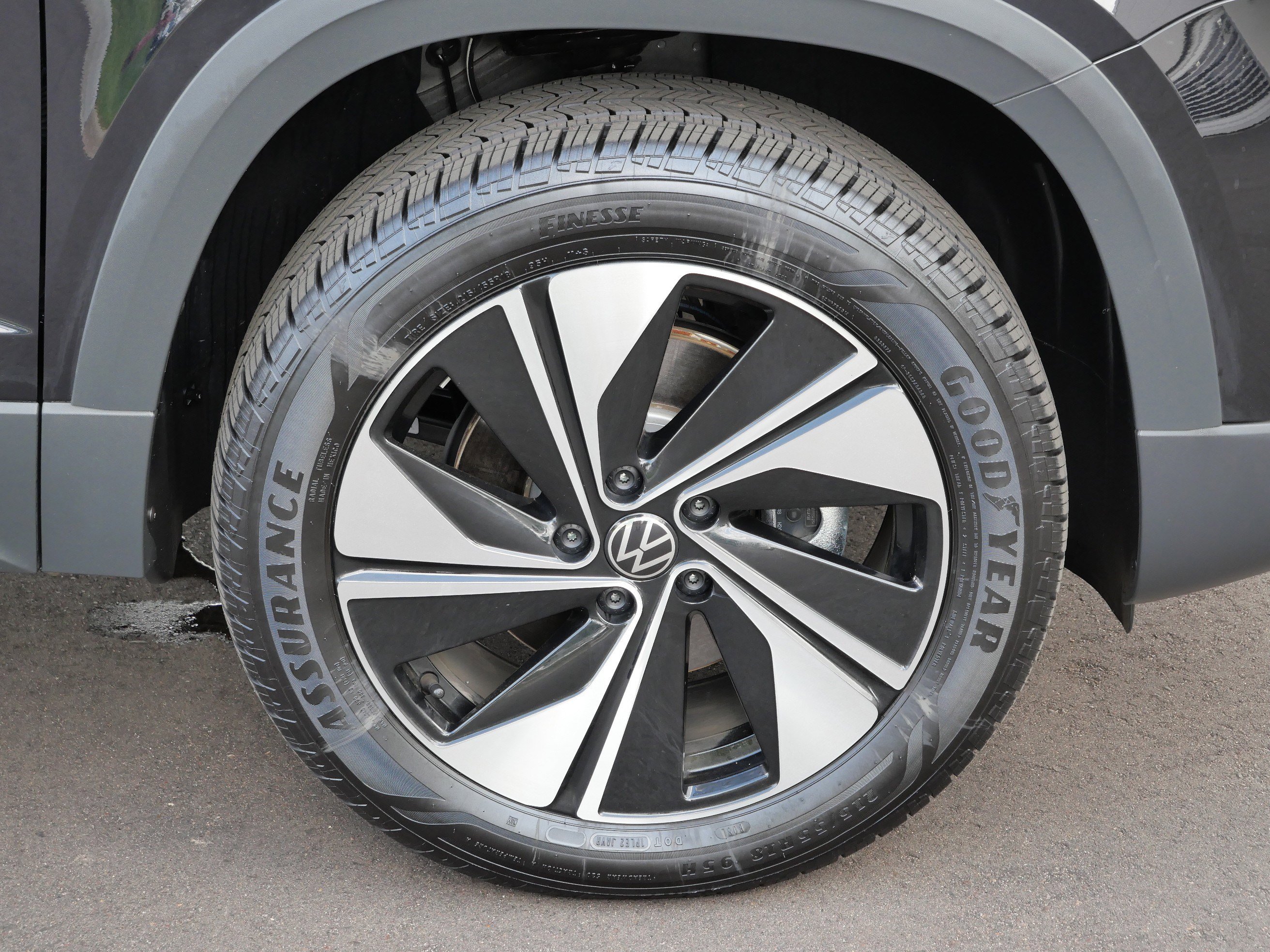 2025 Volkswagen Taos SE photo 13