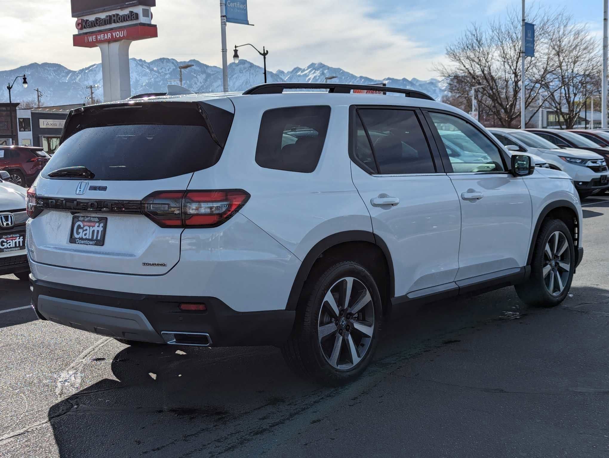 2025 Honda Pilot Touring photo 2