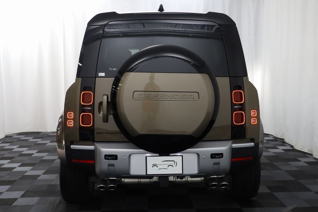 2024 Land Rover Defender 110 SE photo 14