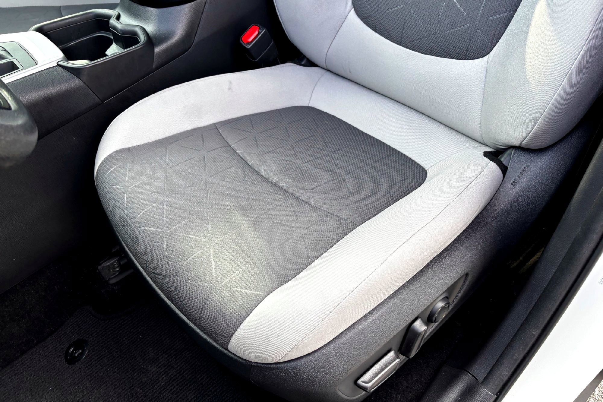 2021 Toyota RAV4 XLE photo 8