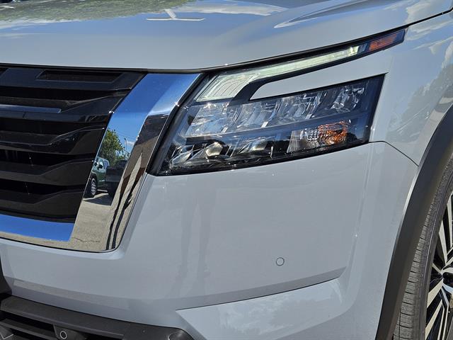 2025 Nissan Pathfinder Platinum photo 5