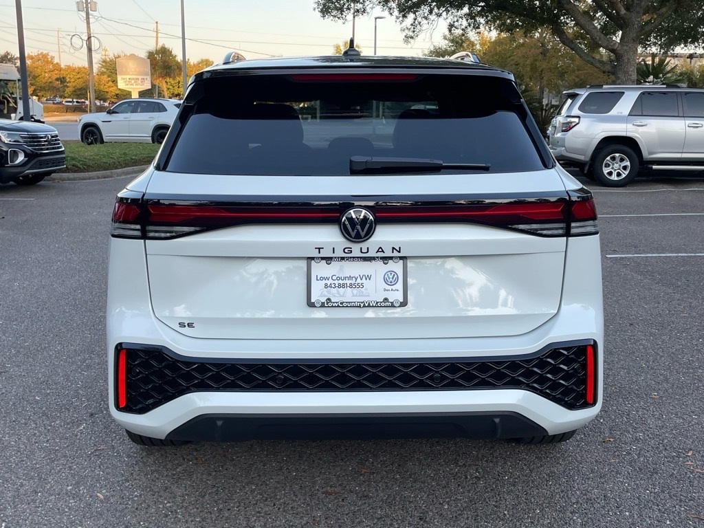 2026 Volkswagen Tiguan SE R-Line Black photo 4