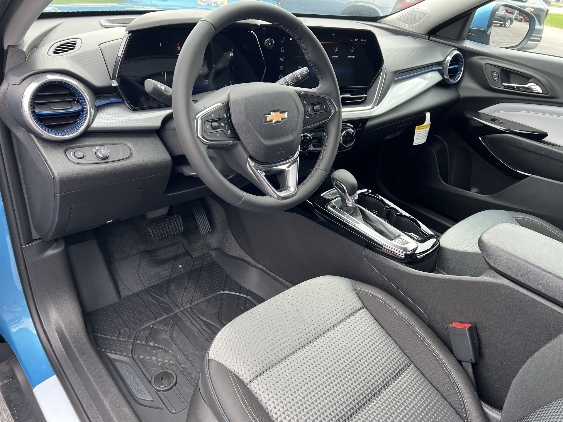 2025 Chevrolet Trax LT photo 6