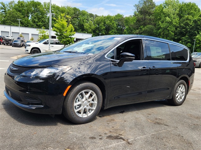 2025 Chrysler Voyager LX photo 3