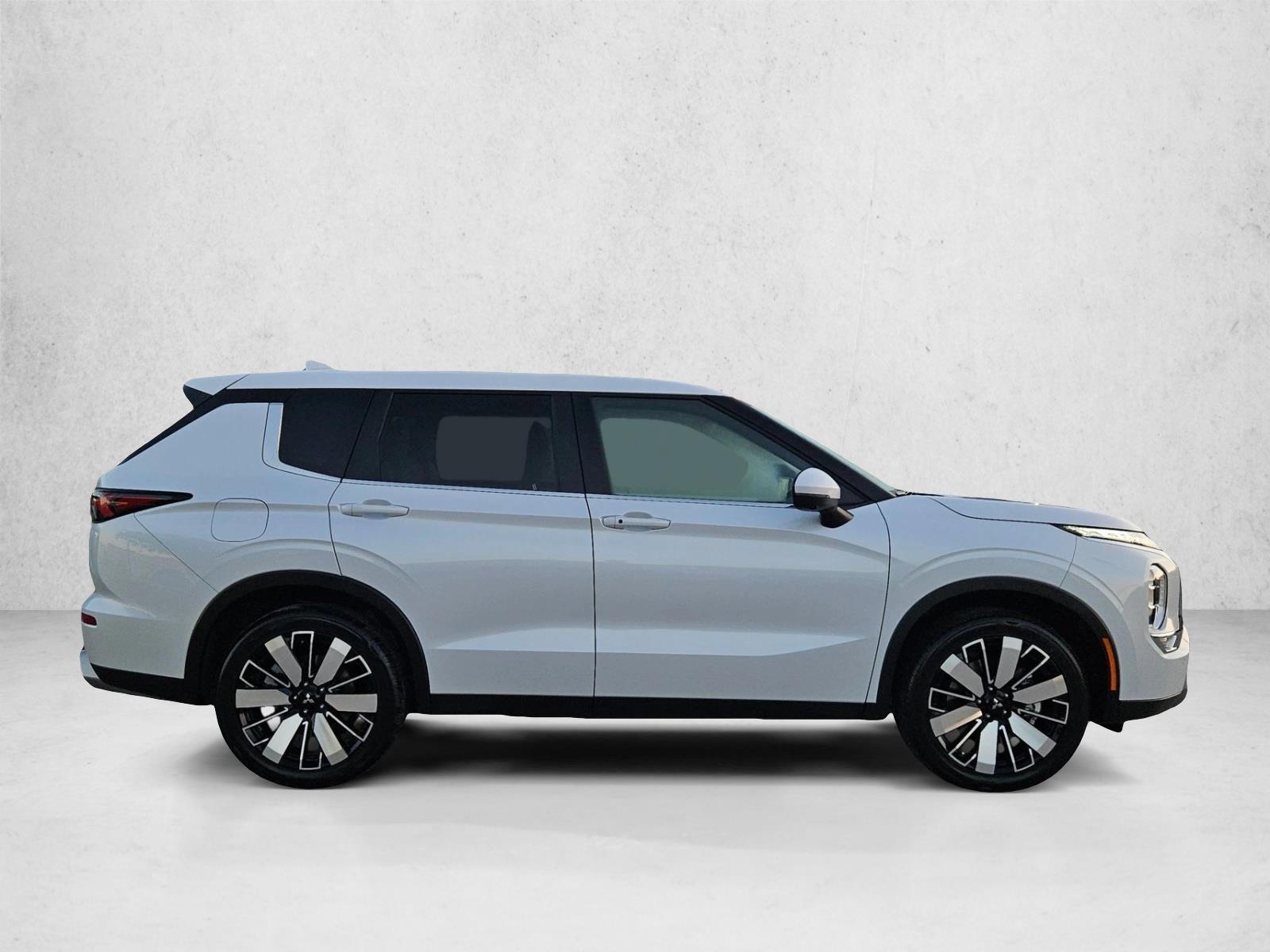 2025 Mitsubishi Outlander SE photo 4