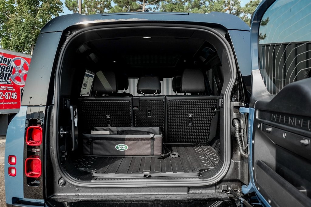 2025 Land Rover Defender 110 X-Dynamic SE photo 9
