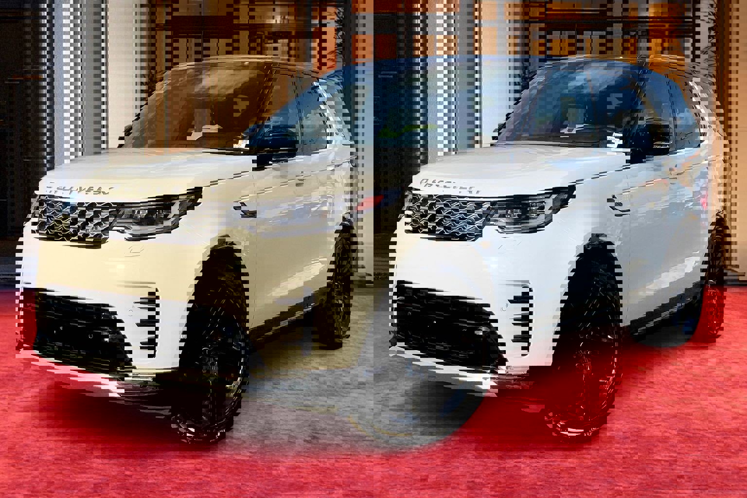 2024 Land Rover Discovery Metropolitan Edition's photo