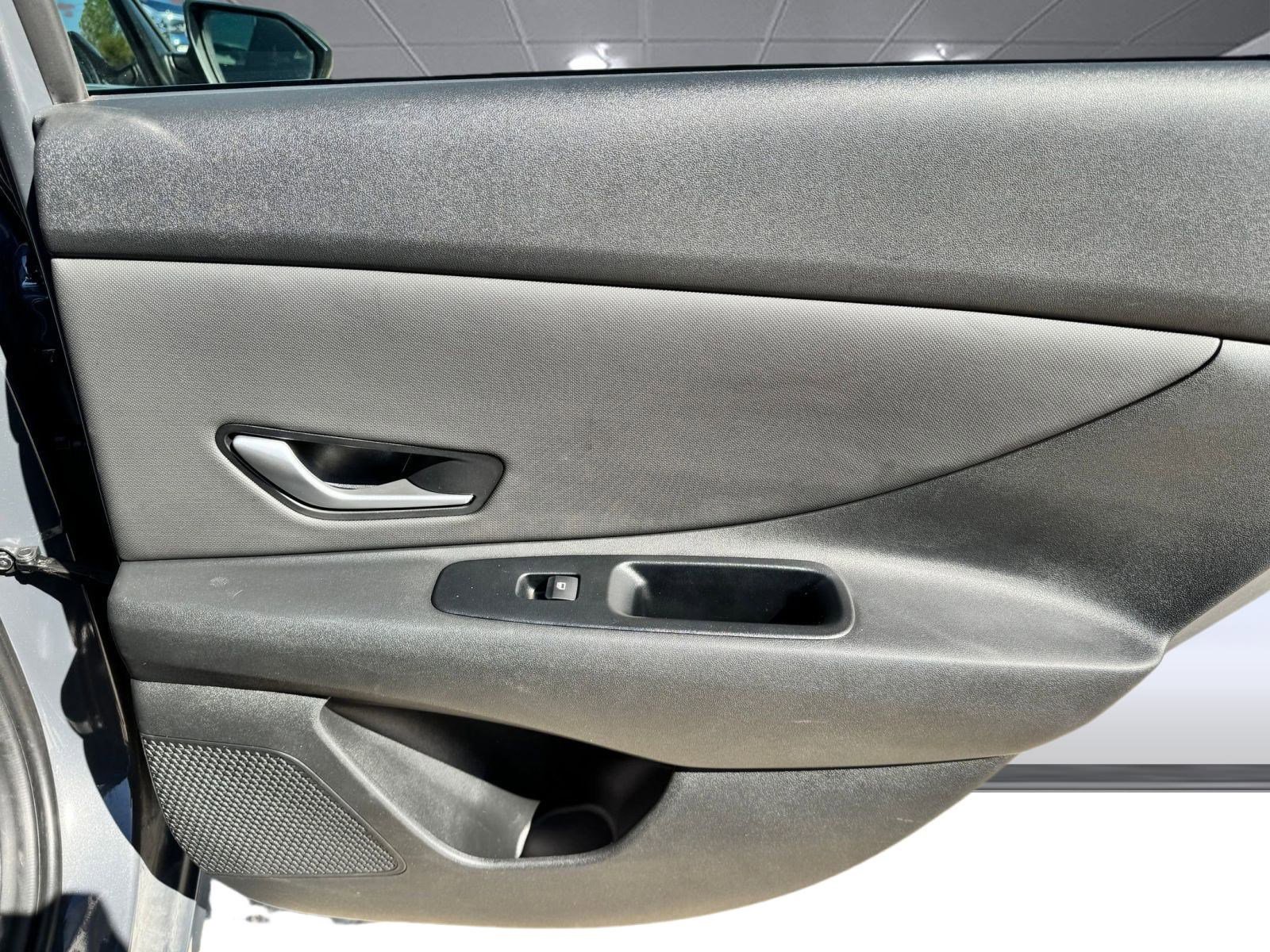 2025 Hyundai Elantra SEL Convenience photo 23