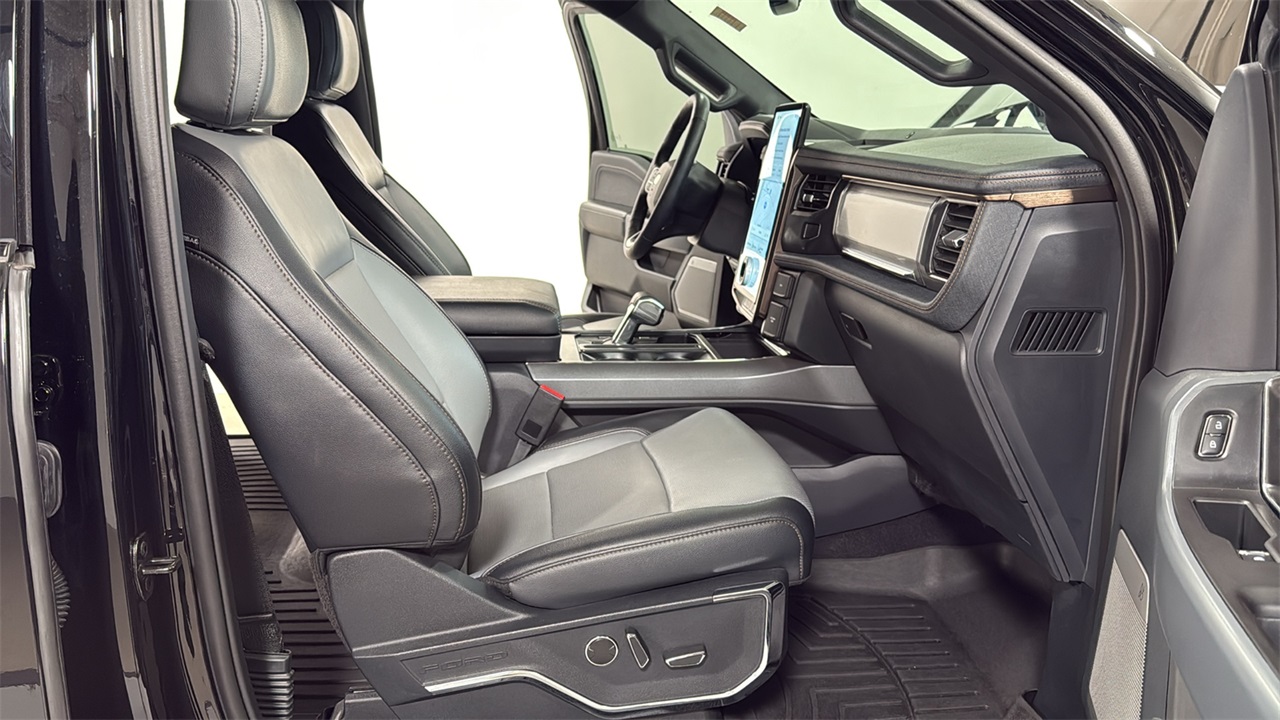 2023 Ford F-150 Lightning Lariat photo 16