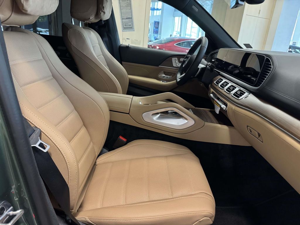 2026 Mercedes Benz GLS 450 4MATIC photo 21