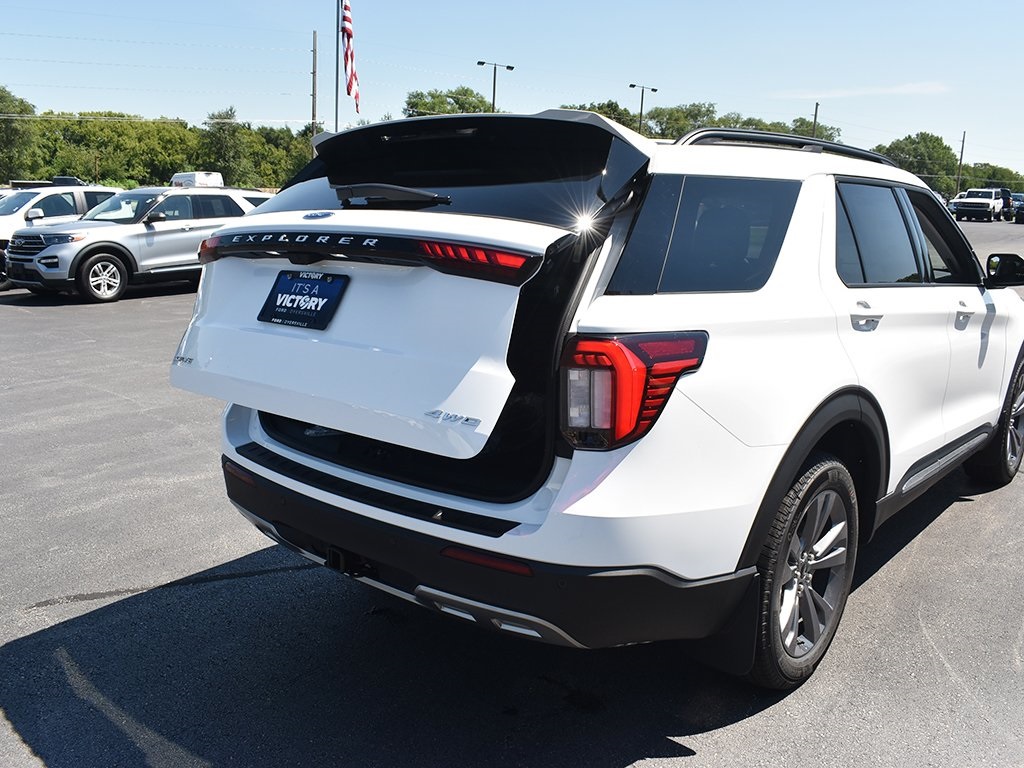 2025 Ford Explorer photo 28