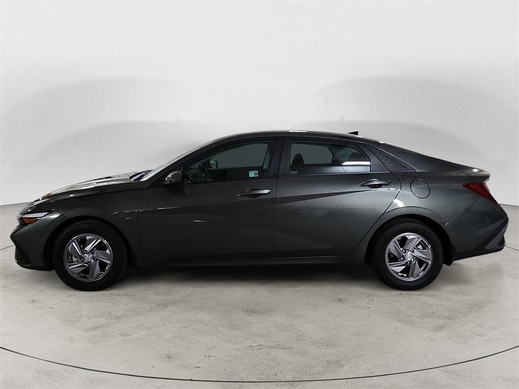 2025 Hyundai Elantra SE photo 2