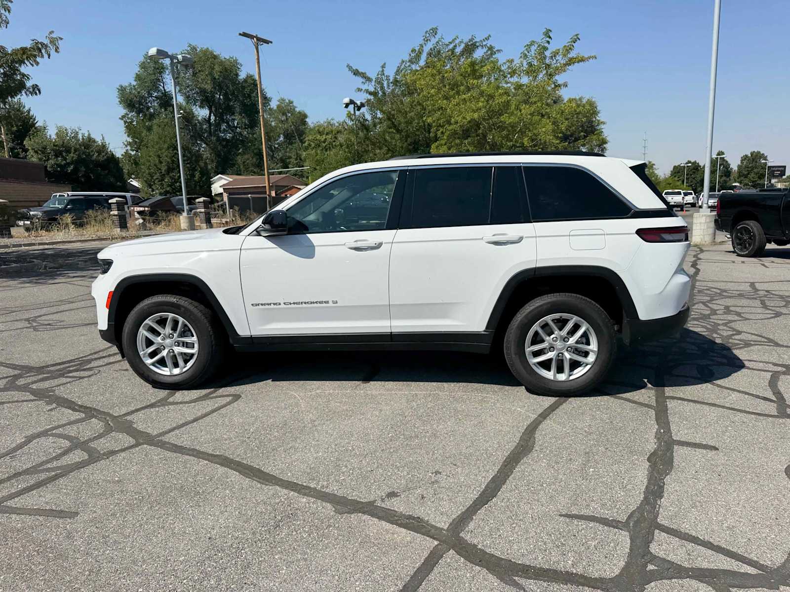 2025 Jeep Grand Cherokee Laredo photo 2