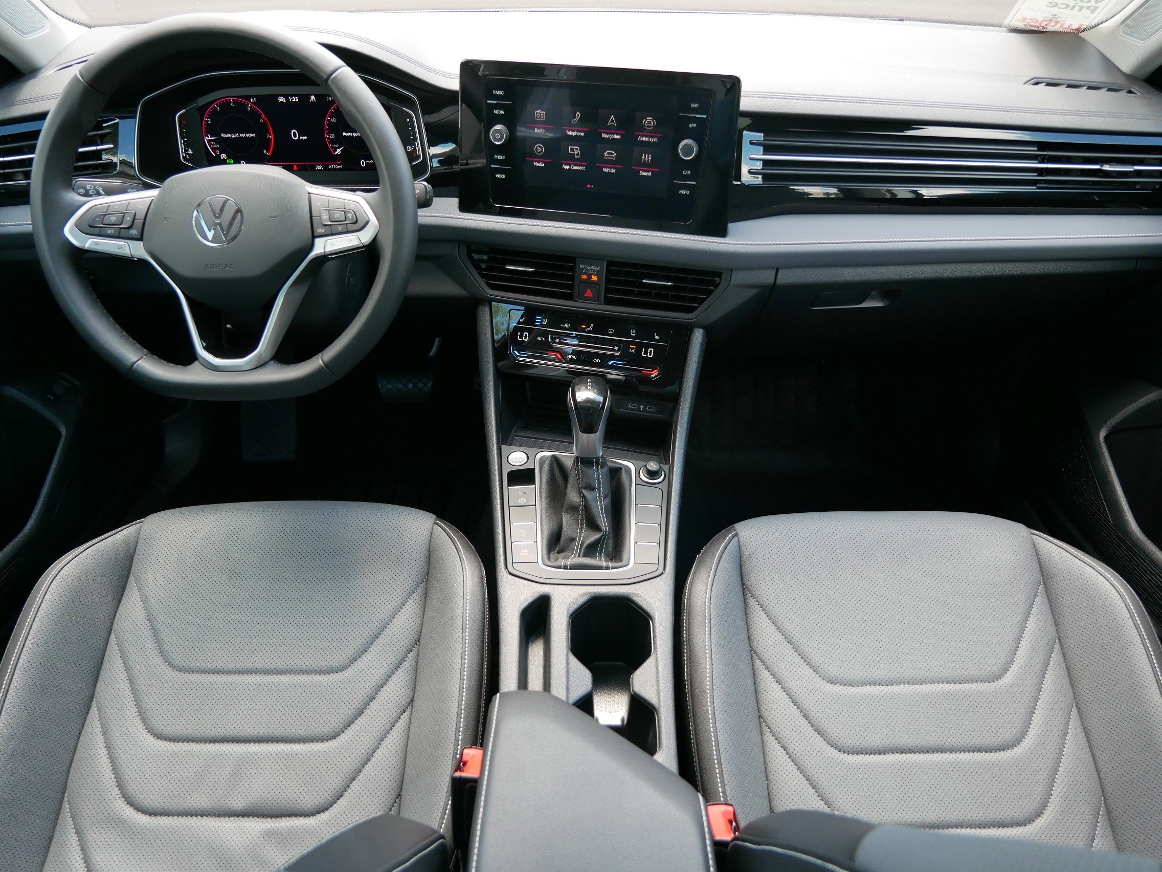 2025 Volkswagen Jetta SEL photo 10