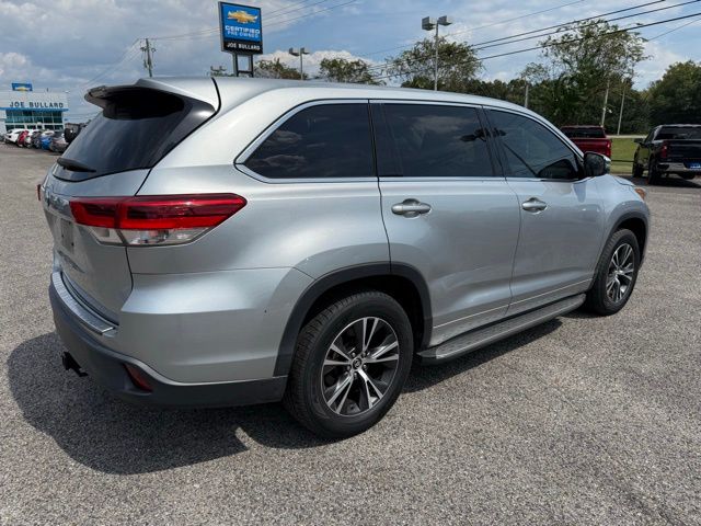 2018 Toyota Highlander LE photo 3
