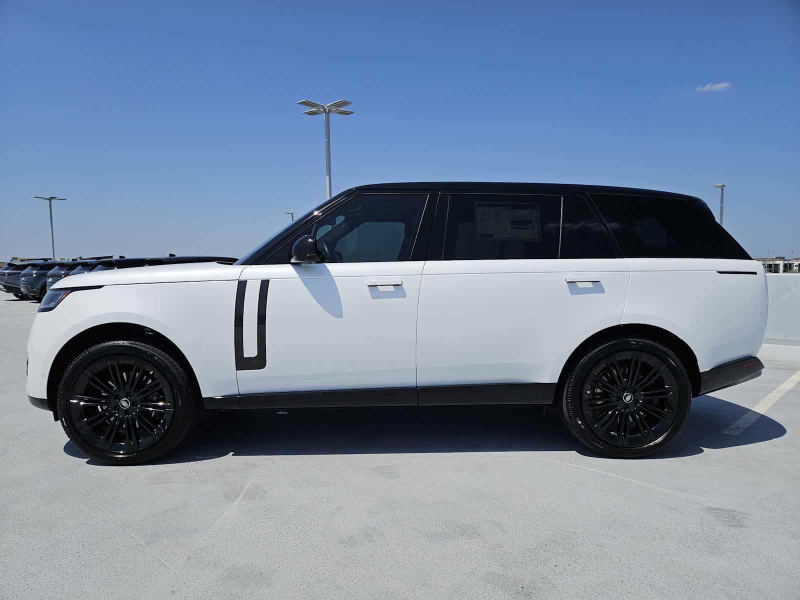 2025 Land Rover Range Rover SE photo 4