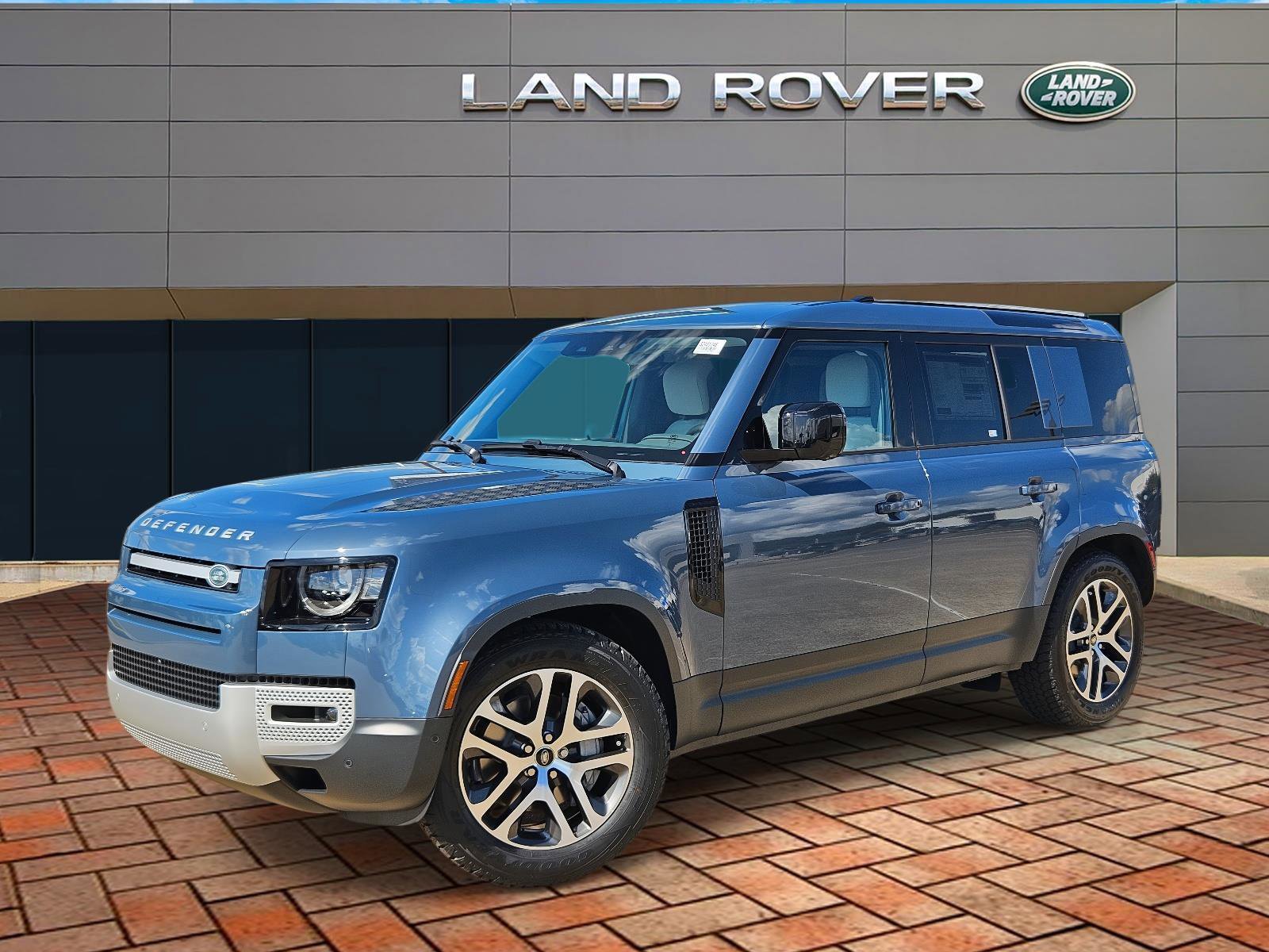 2025 Land Rover Defender S's photo
