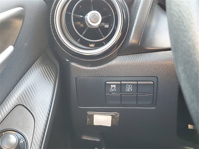 2020 Toyota Yaris LE photo 12