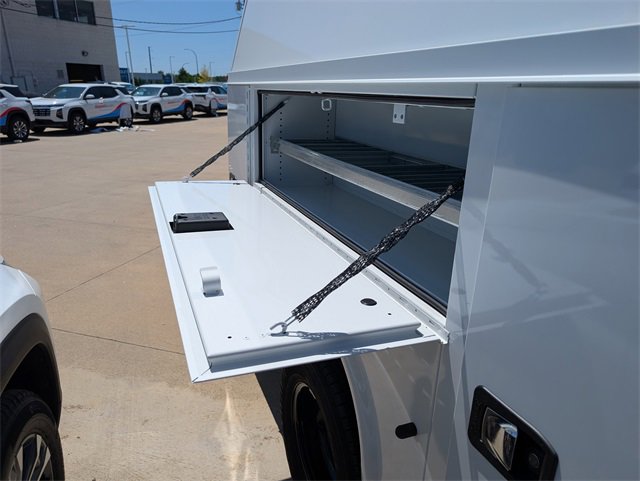 2024 Chevrolet Express Cutaway 3500 photo 2