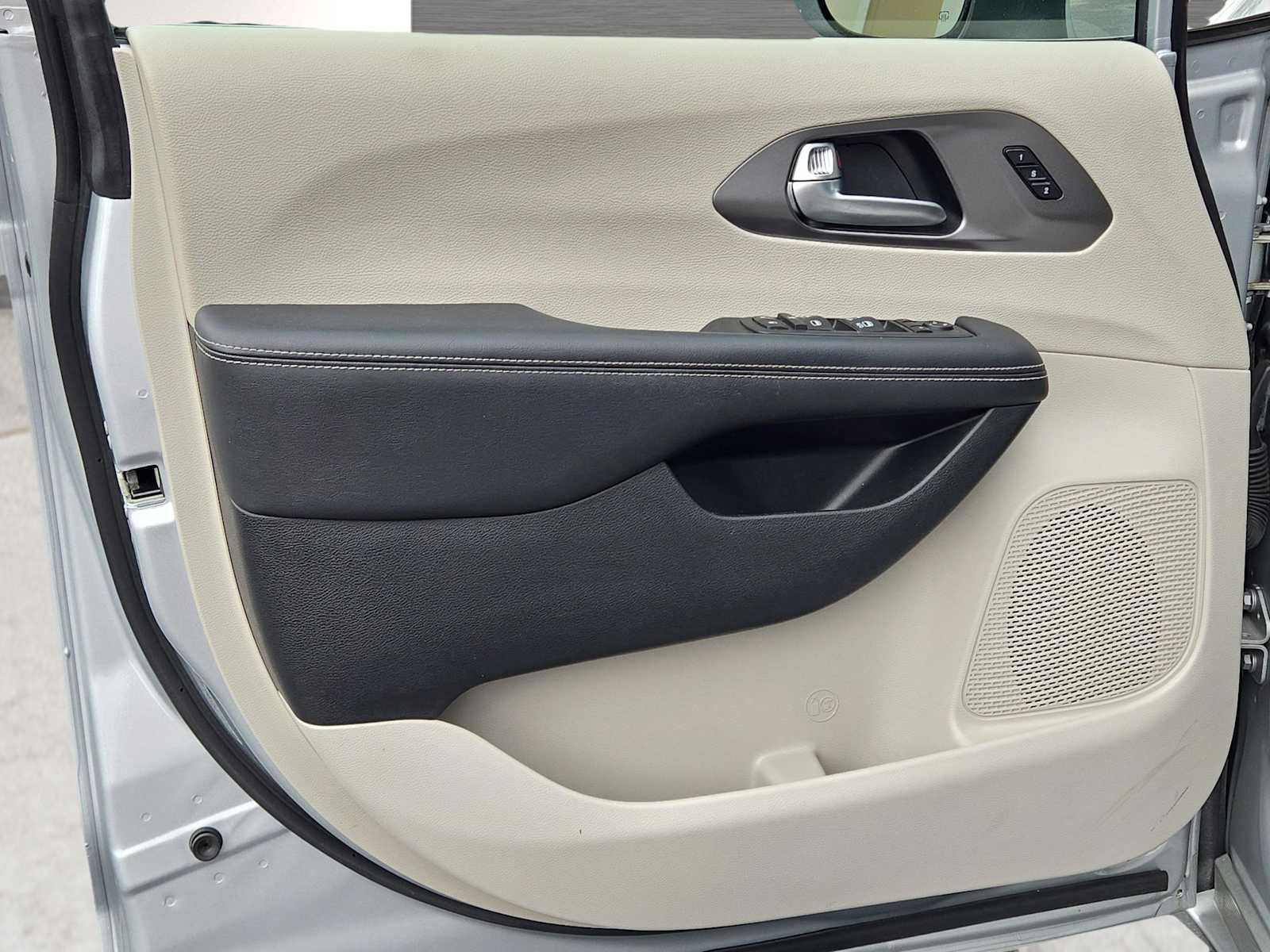 2023 Chrysler Pacifica Touring L photo 28