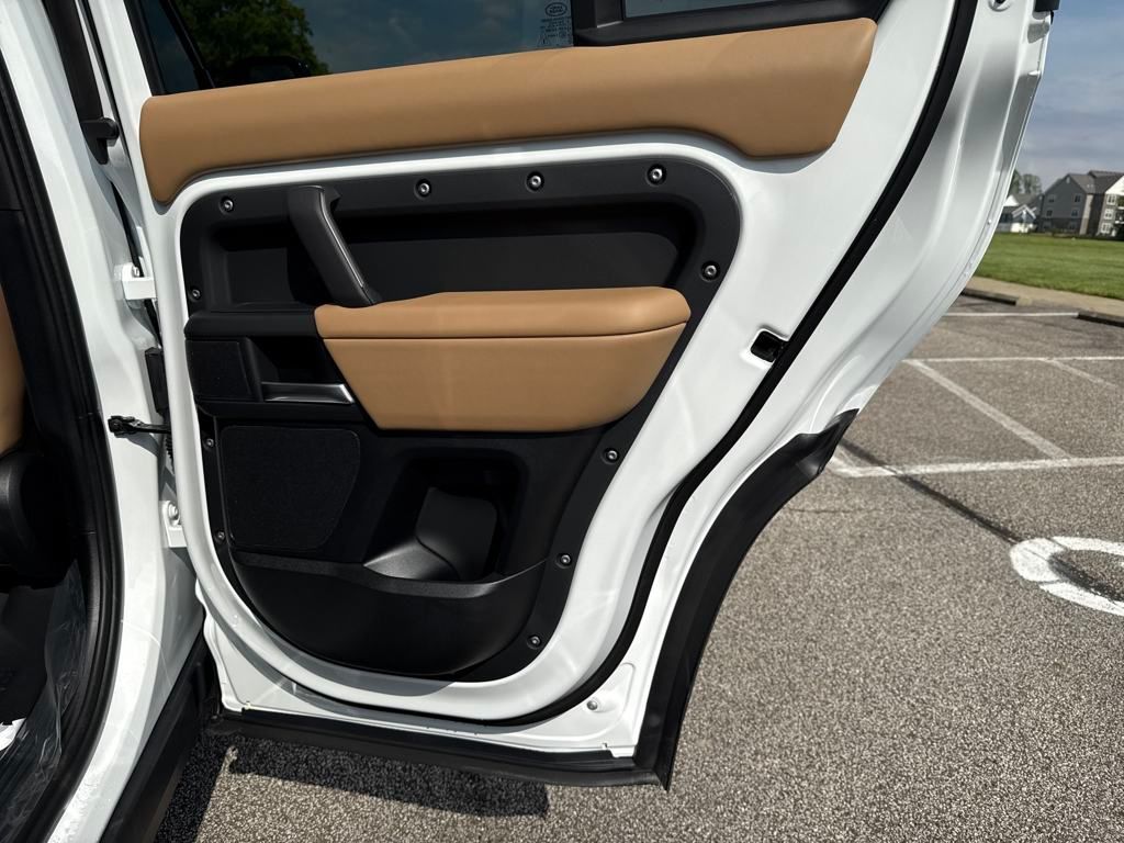 2025 Land Rover Defender 130 X-Dynamic SE photo 19