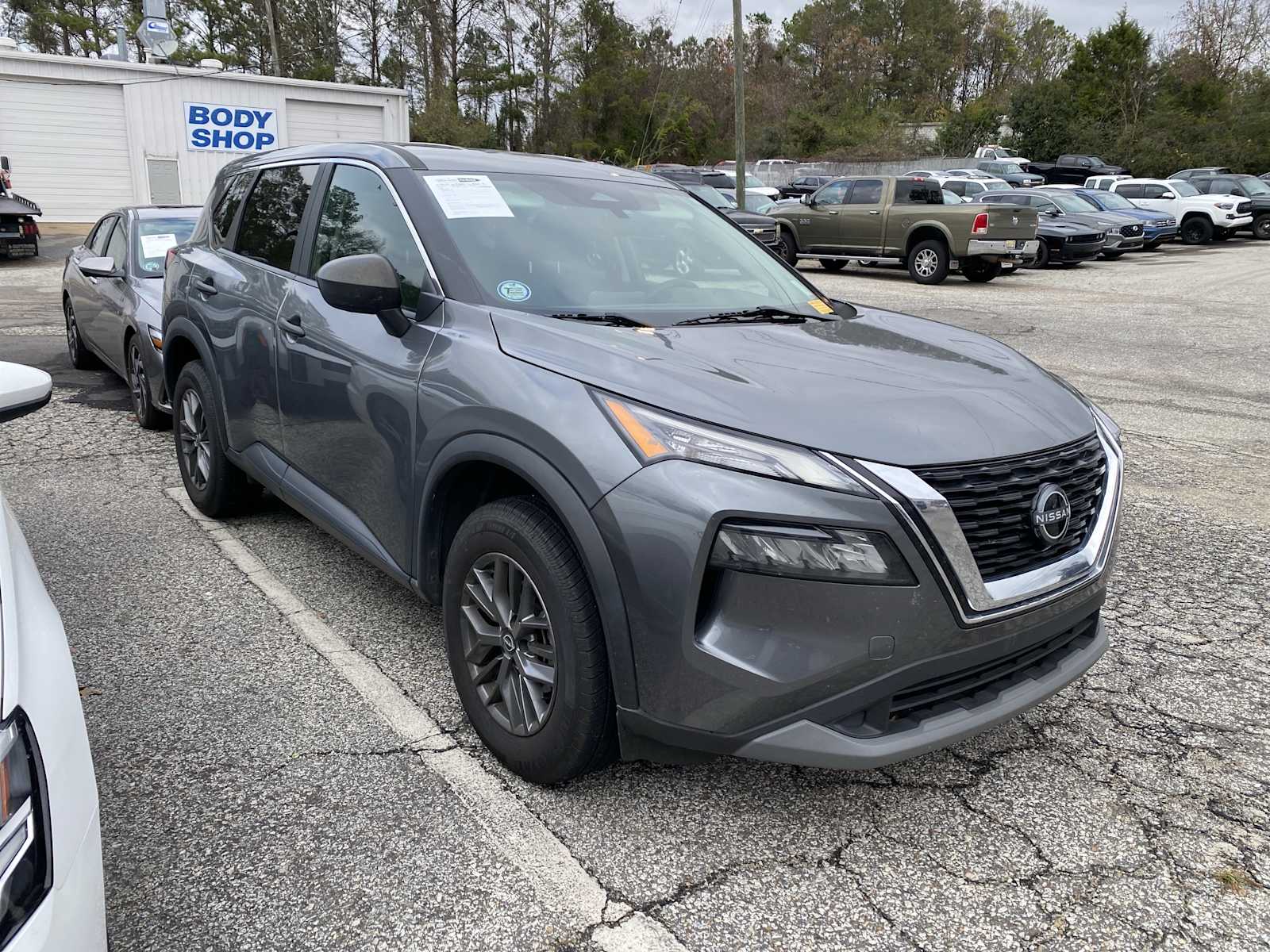 2023 Nissan Rogue S's photo
