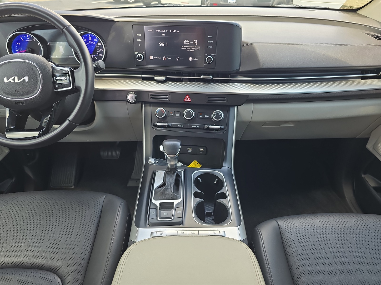 2024 Kia Carnival LX photo 10