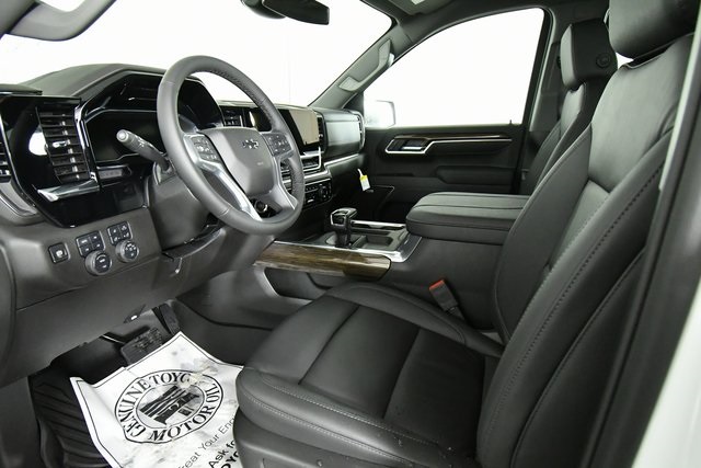 2025 Chevrolet Silverado 1500 RST photo 4