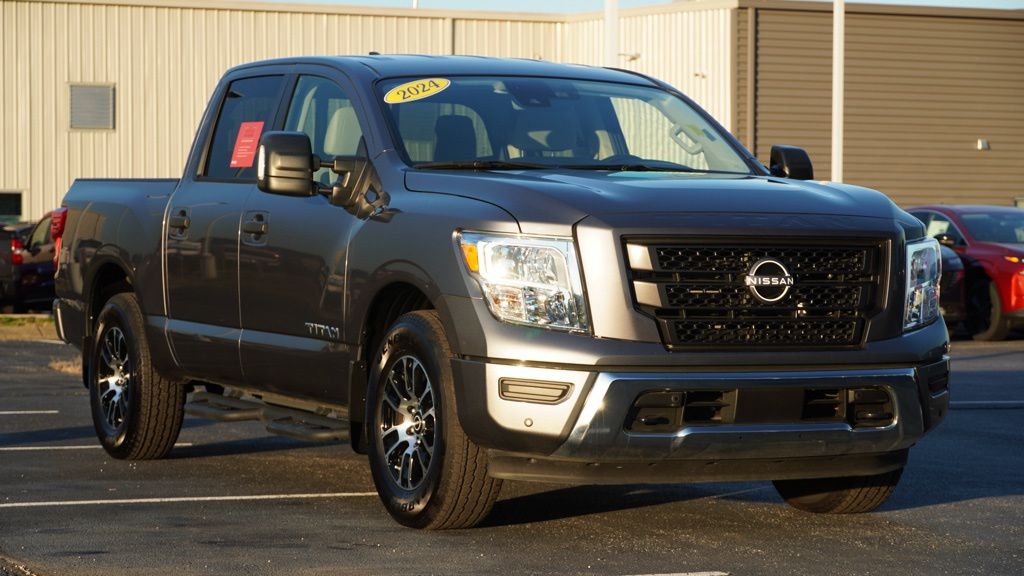 2024 Nissan Titan SV photo 2