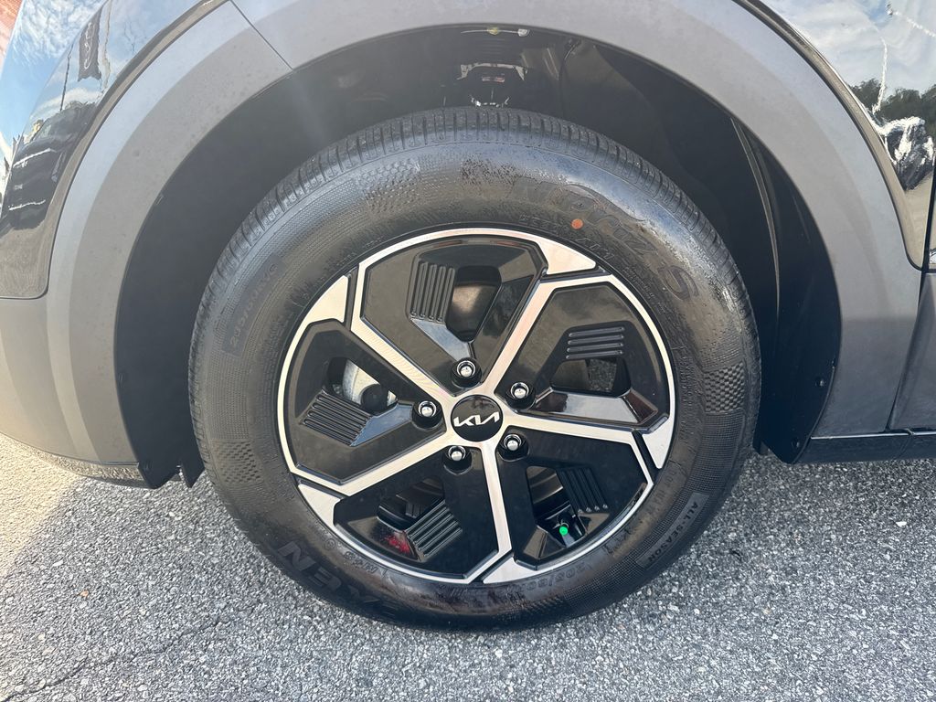 2024 Kia Niro LX photo 9