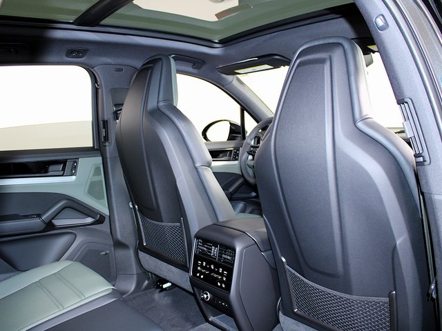 2025 Porsche Cayenne S photo 24