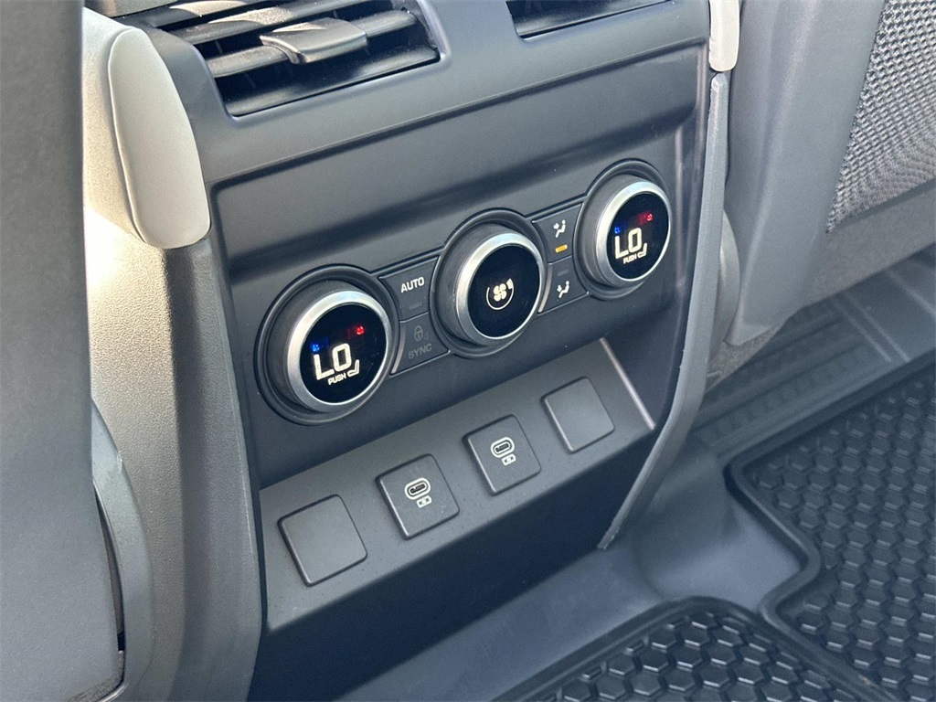 2025 Land Rover Defender 110 photo 21